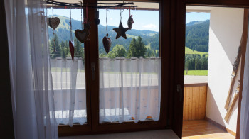 Balkon mit Ausblick auf die Berge