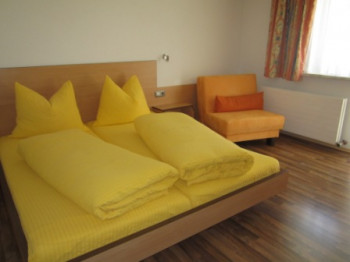 Doppel-/Dreibettzimmer