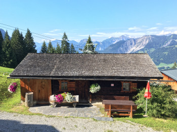 schöner Tisch mit Blick ins Tal