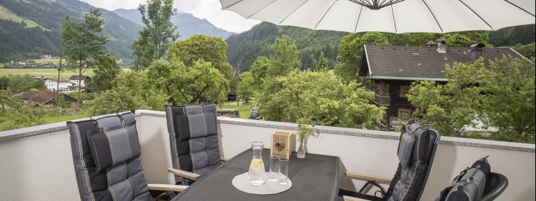 Bestuhlte Terrasse im Sommer