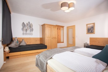 Familienzimmer mit 1 Doppelbett und 2 Einzelbetten