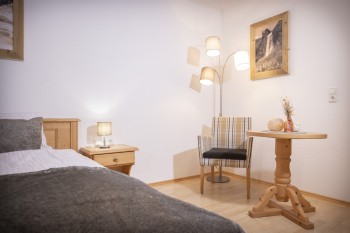 Schlafzimmer mit Doppelbett