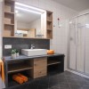 Badezimmer mit Dusche und Badewanne