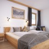 Schlafzimmer mit Doppelbett und Ausziehsofa für 1 Pers. zusätzlich möglich. Das Zimmer ist mit einem Schreibtisch und TV ausgestattet.