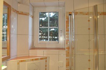 Warmes Badezimmer mit Fußbodenheizung