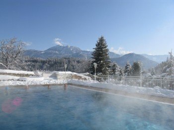 Schwimmbad im Winter mit 32°
