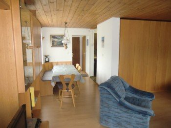 zum Esszimmer hin