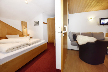 Apart Zimalis in Galtür Tirol bei Ischgl-Paznaun, Schlafzimmer mit angrenzendem Wohnbereich