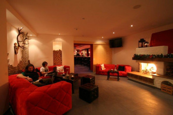 Lounge mit Kamin