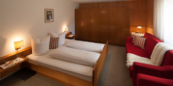 Schlafzimmer der Fewo Erdgeschoss ( hat inzwischen eine komplett neue Möblierung )