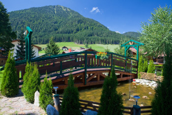 Fischteich mit Brücke
