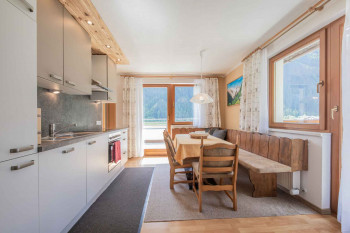 Die große Wohnküche mit Geschirrspüler, Backofen und Cerankochfeld in FeWo 3