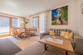 großer Esstisch und Couch in Fewo 3