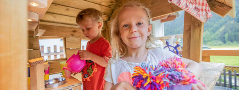 Unsere Kinder haben jede Menge Spass im Spielhaus