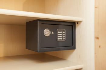 in jeder Wohnung ist ein Schranksafe