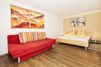 großes Schlafzimmer mit Couch als Zusatzbett