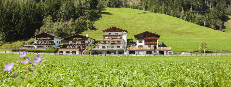 Balkon mit Ausblick auf die Stubaier Berge im Gästehaus Kartnaller