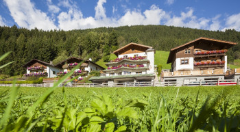Balkon mit Ausblick auf die Stubaier Berge im Gästehaus Kartnaller