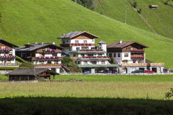 Balkon mit Ausblick auf die Stubaier Berge im Gästehaus Kartnaller
