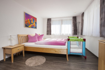 Reisegitterbettchen im Zimmer