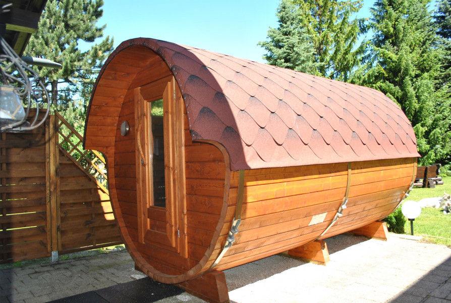 Fass-Sauna im Gartenbereich, direkt an das Gästehaus angrenzend