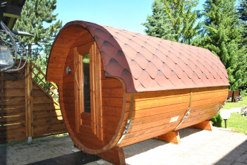 Fass-Sauna im Gartenbereich, direkt an das G&auml;stehaus angrenzend