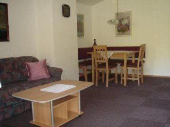 Wohnzimmer mit Esstisch