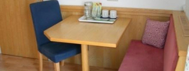 Gemütliche Sitzecke im Doppelzimmer