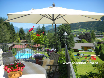 Aussichtsterrasse - Früstücken ist ein Genuss - Apartmenthotel in Oberndorf