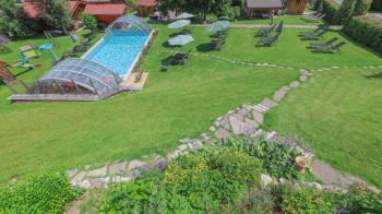 5000 m² Garten mit beheiztem Pool