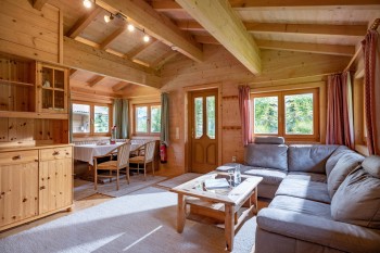Wohnzimmer Ferienhaus Lärche im Hotelgarten - Familienurlaub bei Kitzbühel