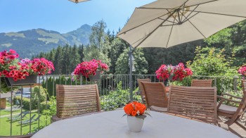 Terrasse mit Bergblick - Frühstücken mit Panorama-Bergblick im Rosenhof