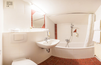 Bad im Dreibettzimmer