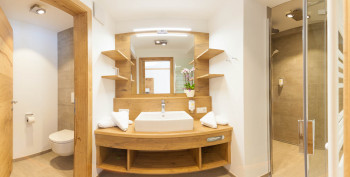 Das großzügige Badezimmer in den neuen großen Hof-Suiten