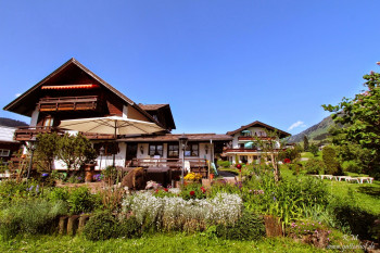 Gatterhof Garten im Sommer