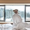 Vom Bett aus hat man einen traumhaften Blick in die Natur.