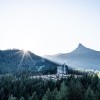 Traumhaft ist der Sonnenaufgang in den Bergen.