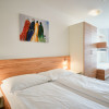 Das Schlafzimmer verfügt über ein Doppelbett und ein ausklappbares Etagenbett für 2 Personen, sowie ein Badezimmer mit Dusche und WC.