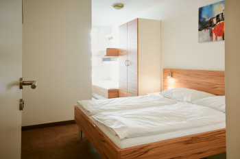 Das Schlafzimmer verfügt über ein Doppelbett und ein ausklappbares Etagenbett für 2 Personen, sowie ein Badezimmer mit Dusche und WC.