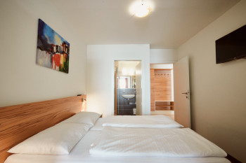 Alle Schlafzimmer haben Zugang zu einem privaten Badezimmer mit Dusche und einer Toilette.
