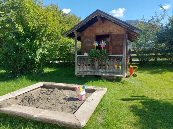 Spielhäuschen mit Sandkiste laden zum Spielen ein