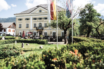 Schloss Lerchenhof im Sommer