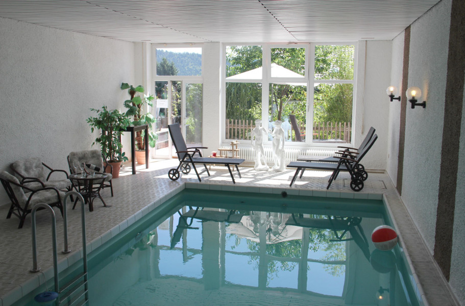 Hauseigenes Hallenbad (in Betrieb von Anfang Mai bis Ende Oktober)