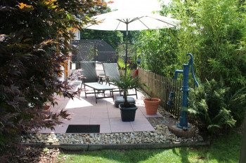 Terrasse vorm Hallenbad im Sommer (textil und FKK)