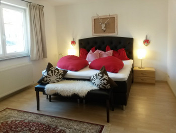 Schlafzimmer mit Boxspringbett B