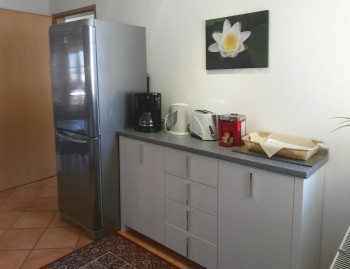 Küche mit Gefrier und Kühlcombi