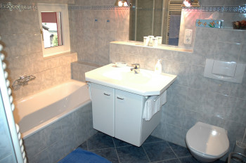 Badezimmer zum großen Doppelzimmer