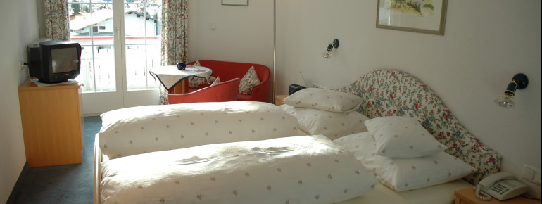 Doppelbettzimmer mit Sitzecke und Balkon