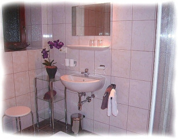 Dusche/WC in allen Zimmern