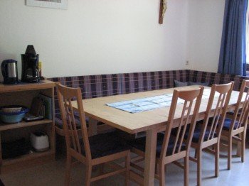 Essbereich mit Massivholztisch